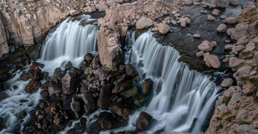 Une cascade d’eau qui dévale des rochers dans un paysage rocheux. 1