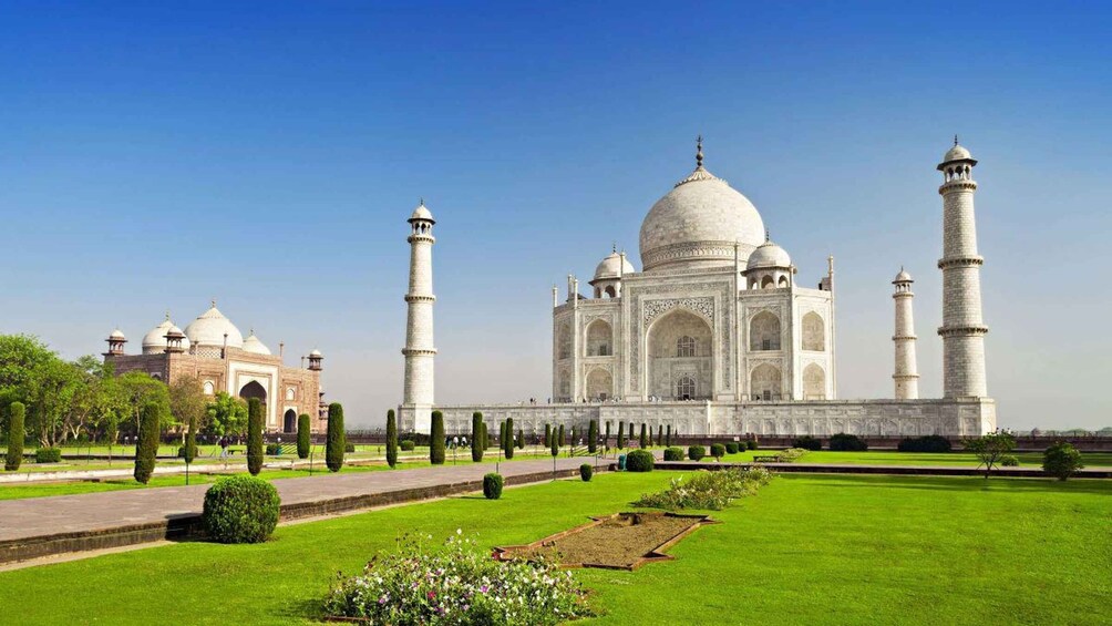 The Taj Mahal with its four minarets and the adjacent Taj Mahal Palace. 2