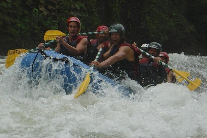 Extreme Rafting in Baños Ecuador Level III & IV + 4