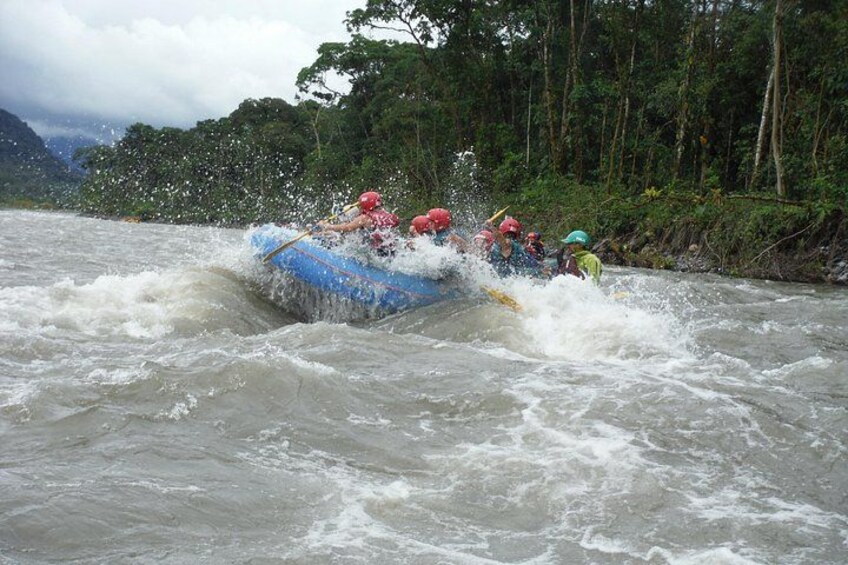 Extreme Rafting in Baños Ecuador Level III & IV + 5