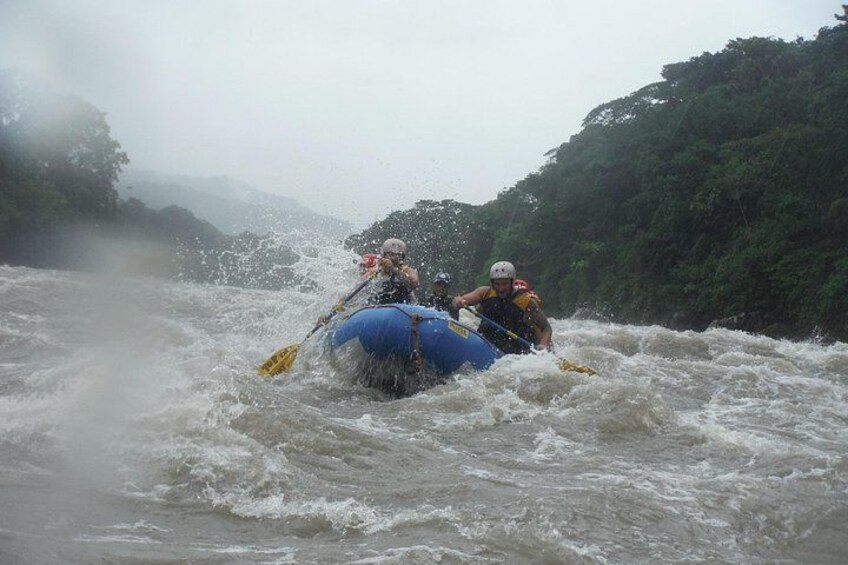 Extreme Rafting in Baños Ecuador Level III & IV + 2
