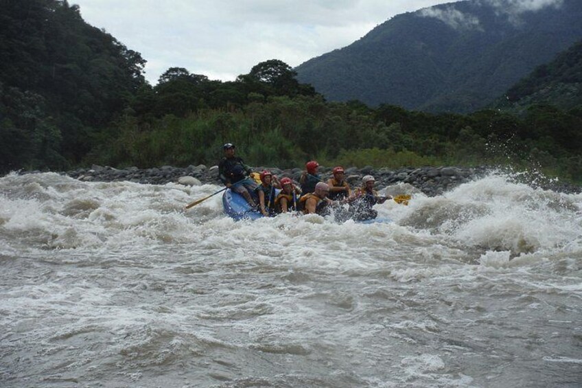 Extreme Rafting in Baños Ecuador Level III & IV + 5