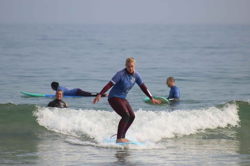 A person surfing on a wave in the ocean. 4