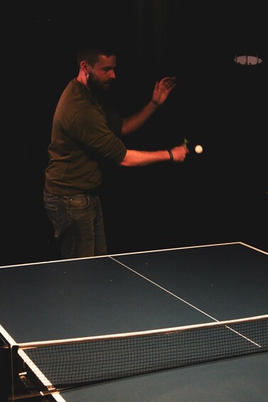 En person som spelar bordtennis. 3