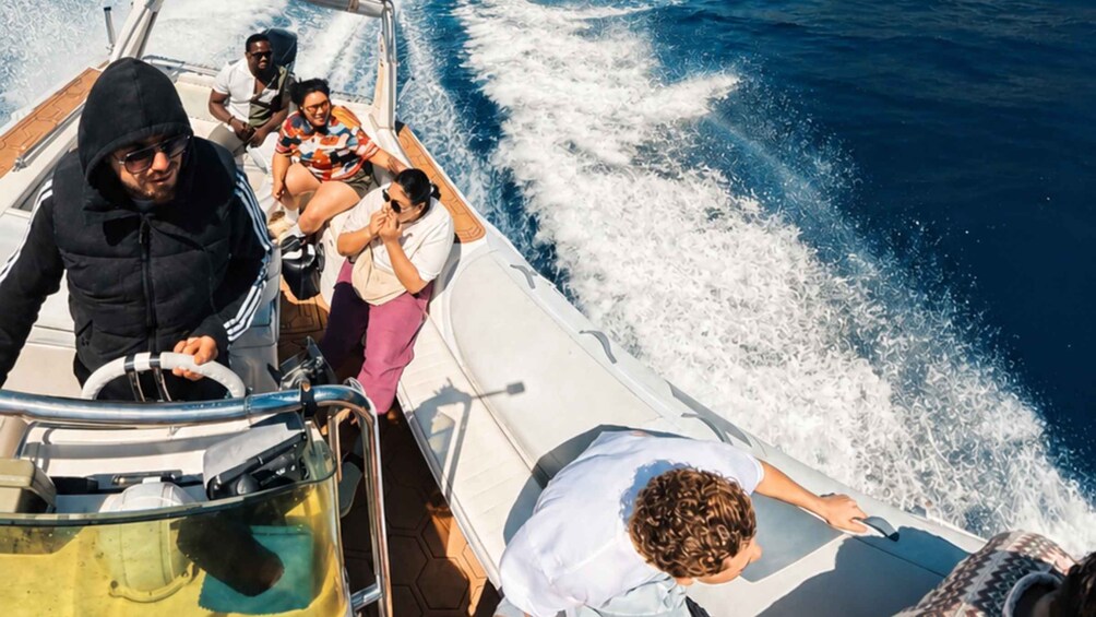 Un bateau rempli de passagers profitant d’une journée ensoleillée sur l’eau. 2