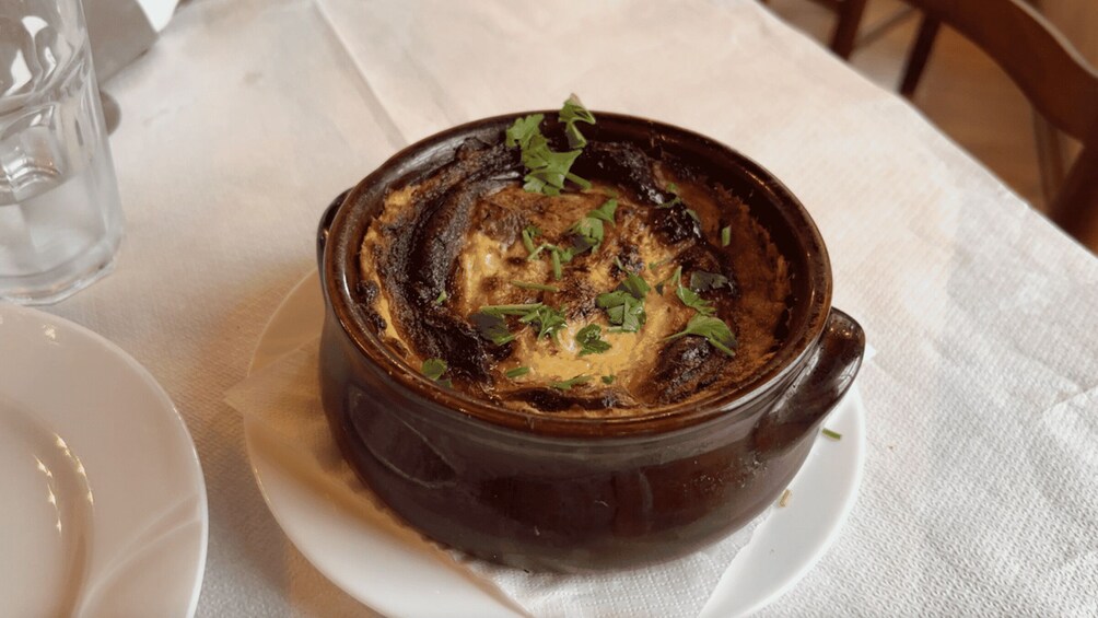 En skål suppe på en hvid tallerken. 2