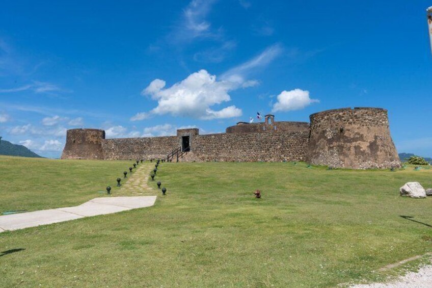 Un fort historique, avec un sentier bordé d’herbe menant à l’entrée. 4