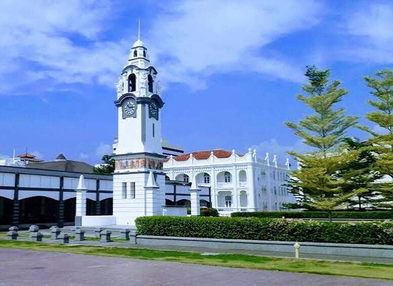 Picture 1 for Activity From Kuala Lumpur: Ipoh Heritage & Cave Temples Day Tour 4