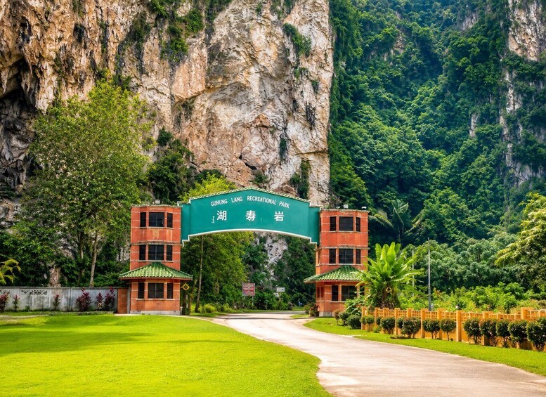 Picture 6 for Activity From Kuala Lumpur: Ipoh Heritage & Cave Temples Day Tour 3