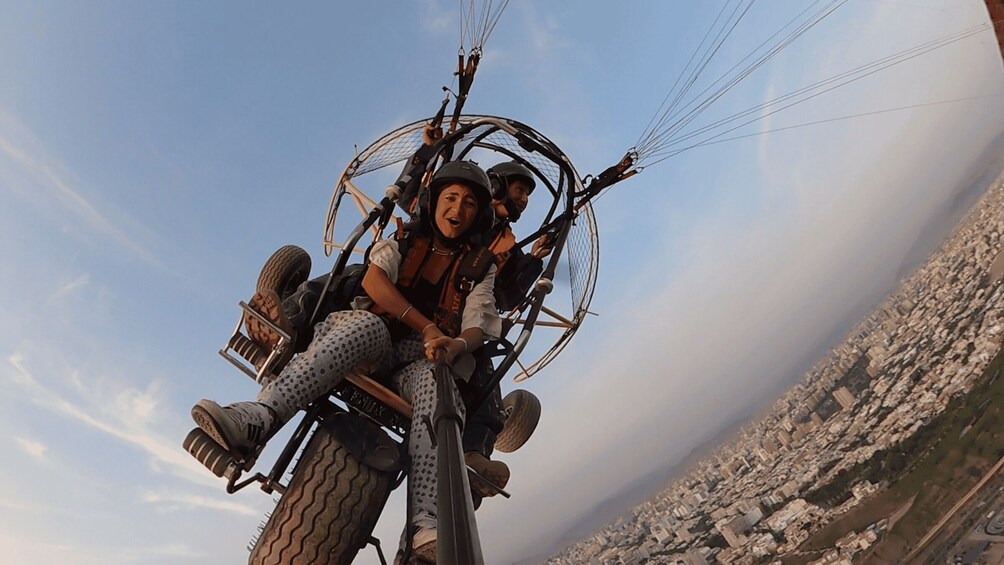Una persona en un globo aerostático con una cesta, volando sobre una ciudad. 2
