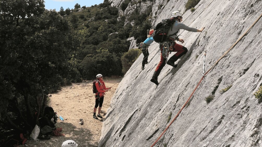 Picture 3 for Activity Aix-en-Provence : Climbing class on the Sainte-Victoire 2