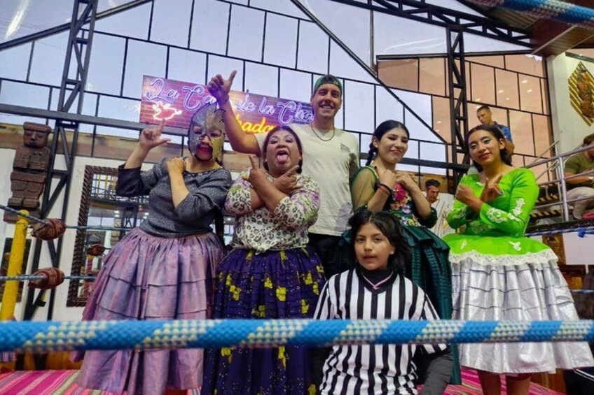 Un grupo de personas con trajes llamativos posando frente a un edificio con un letrero. 2
