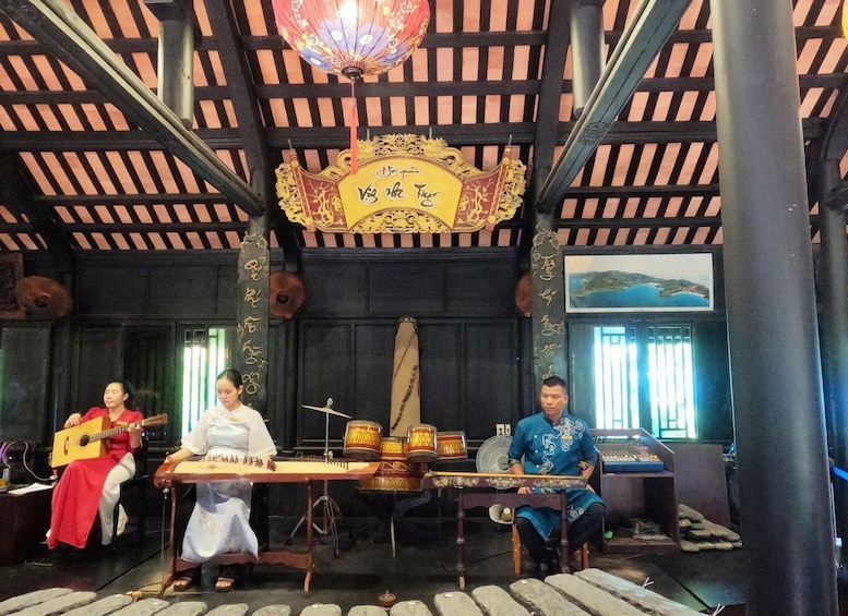 A traditional Chinese setting with musicians playing instruments. 1