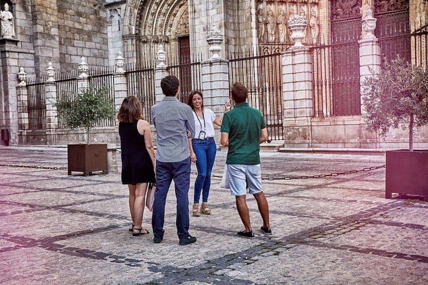 Un groupe de personnes se tient devant un bâtiment historique à l’architecture riche et élaborée. 1