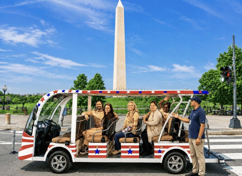 Lipuin koristeltu turistibussi on pysäköity Washingtonin muistomerkin eteen. 1