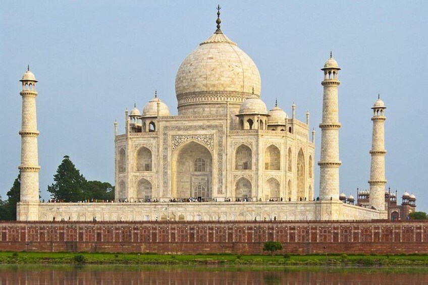 Le Taj Mahal, avec ses quatre minarets, son grand dôme central et son reflet dans l’eau. 4
