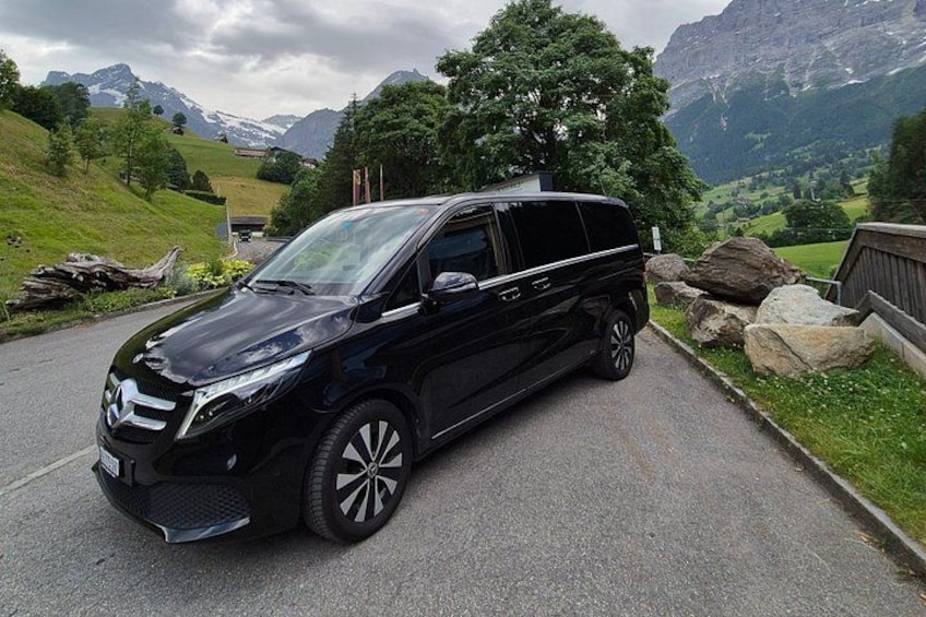 En svart SUV står parkerad på en väg med berg i bakgrunden. 3