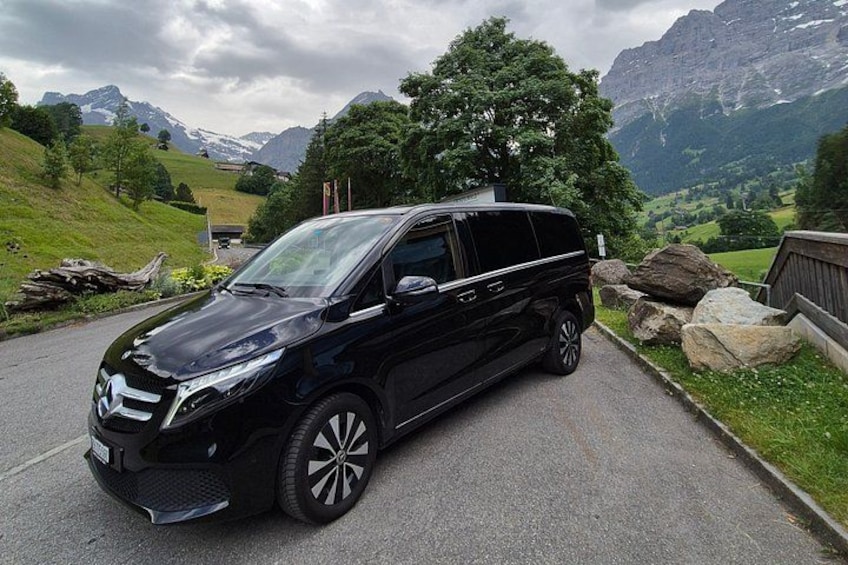 Ein schwarzer SUV steht auf einer Straße, im Hintergrund eine gebirgige Landschaft. 2
