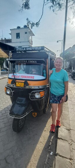 En tuk-tuk med logotyperna för "Stella Sheffield" och "Stella Yorkshire" står parkerad på en gata. 2