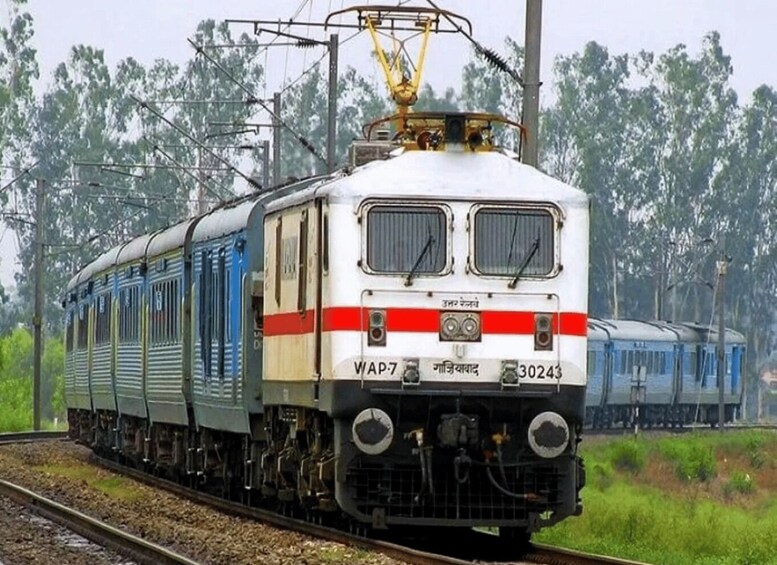From Delhi: Same Day Taj Mahal Tour by Gatiman Express Train 1