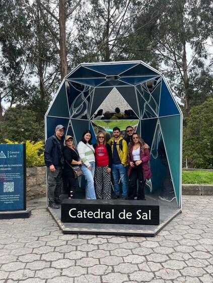 A group of people standing in front of a geometric structure labeled 'Catedral de Sal'. 2
