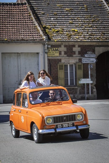 Oise: Half-day Clermont tour (self-drive) in a Renault 4L 1