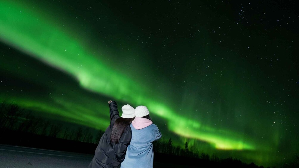 Dos personas observando la aurora boreal. 2