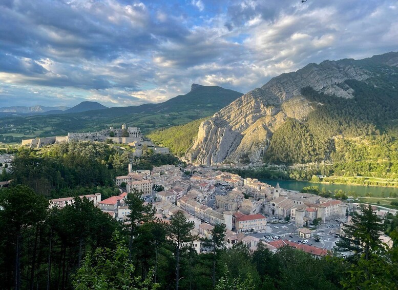 Sisteron: tour of the town through the mountains (sunset/nighttime) 1