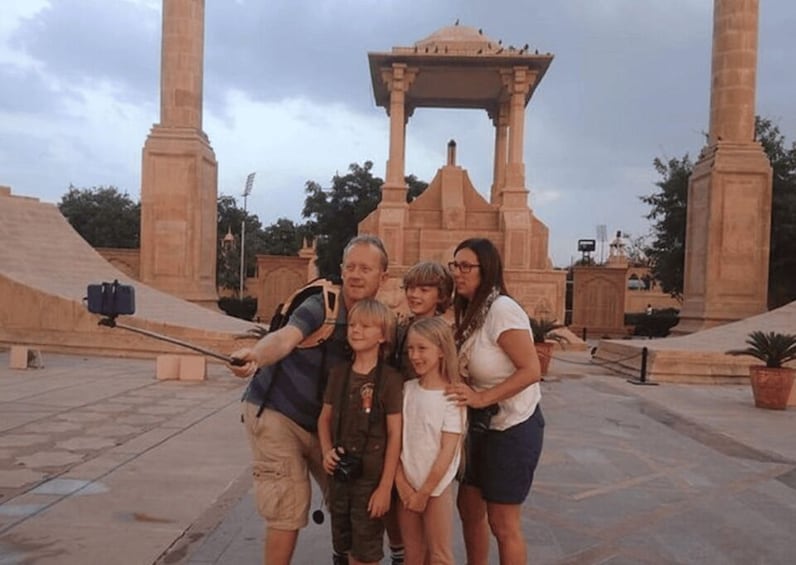 A family in front of a historical monument with a pavilion and two tall columns. 2