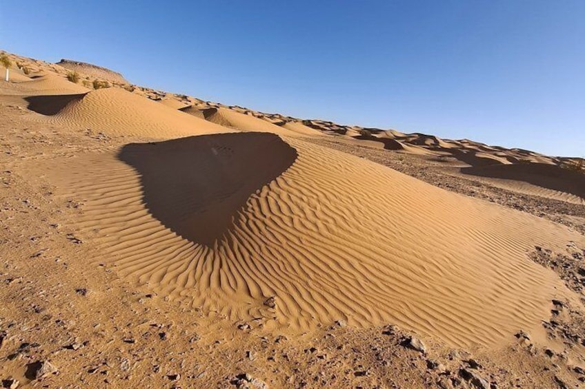 Wüstenlandschaft mit Sanddünen und blauem Himmel. 3