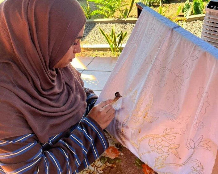 Picture 1 for Activity Banyuwangi: Traditional Batik-Making Class with Snack 4