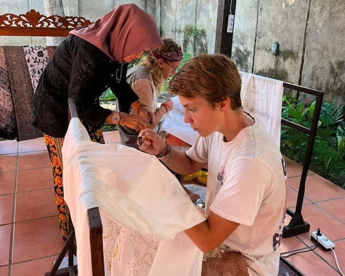 Banyuwangi: Traditional Batik-Making Class with Snack 1