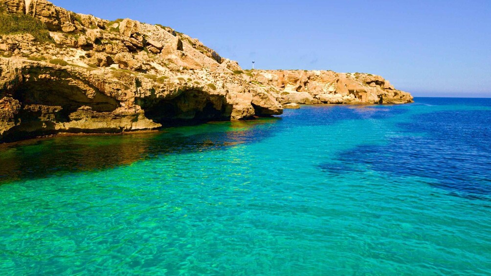 Un paisaje costero con aguas turquesas cristalinas y acantilados rocosos. 2