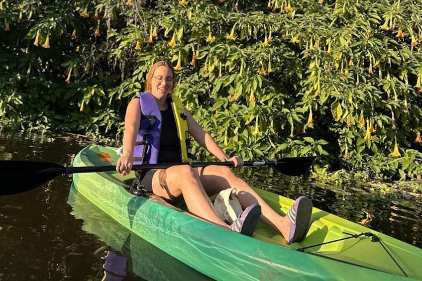 Una persona en un kayak verde en un río rodeado de vegetación densa. 3