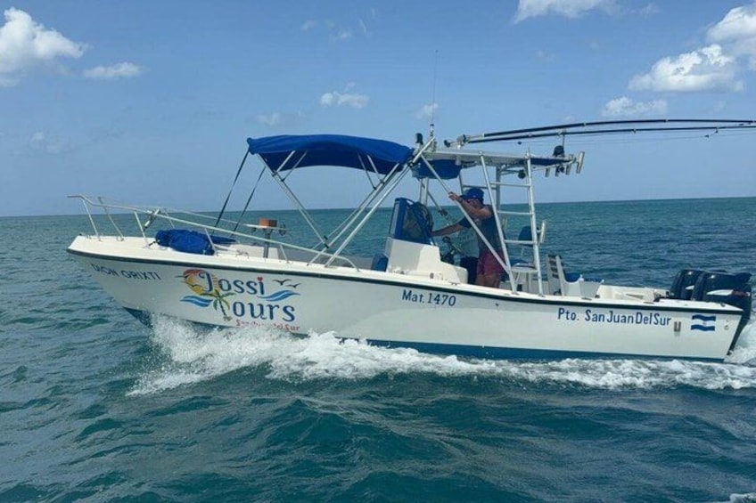 A boat named 'Dossi Tours' with the registration number 'Mar 1470' on the water. 5
