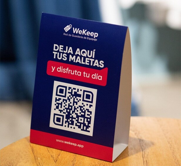 A blue and red stand with a QR code and text in Spanish. 3