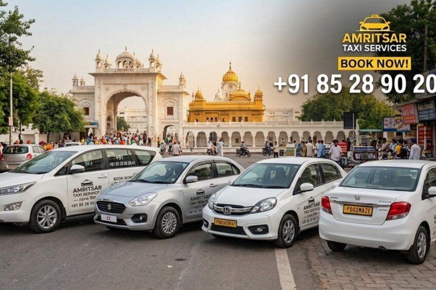 Een drukke straat met meerdere witte auto's waarop 'AMRITSAR TAXI SERVICES' staat. Achtergrond: een groot, versierd hek en een gouden tempel. 2