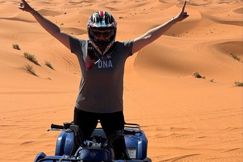 Una persona conduce un vehículo todo terreno por un desierto con dunas de arena. 1