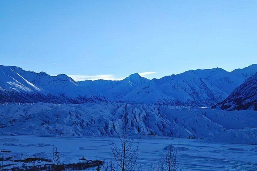 Cordillera nevada con un glaciar y un cielo azul despejado. 2
