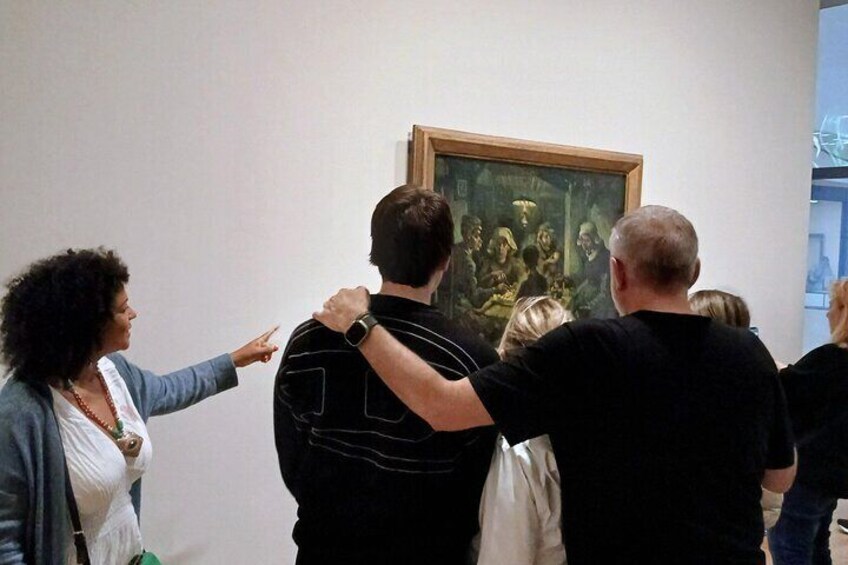 Människor som betraktar en målning i ett konstgalleri. 5