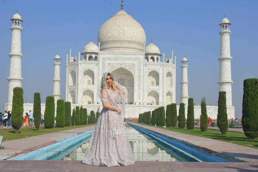 Een persoon in een jurk voor de Taj Mahal. 5