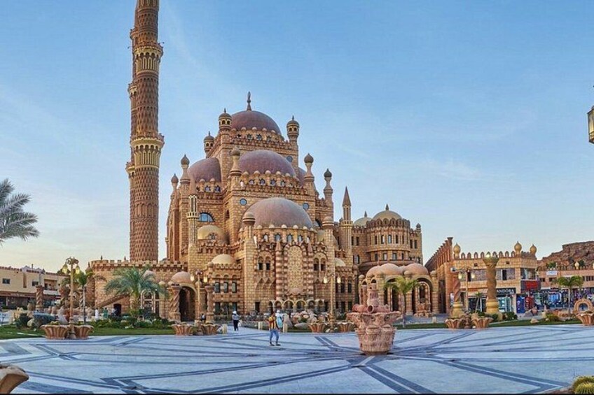 Une grande mosquée dotée de plusieurs coupoles et d’un haut minaret. 2