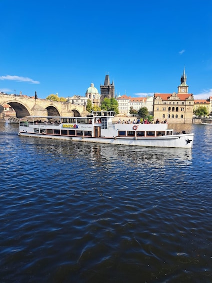 Evening cruise through Prague with 3-course served menu 2