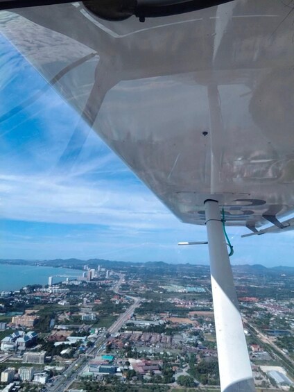 Parte inferior de un helicóptero con un paisaje urbano abajo. 1