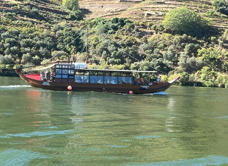 Picture 10 for Activity Pinhão: Rabelo Boat 1-Hour Tour 4