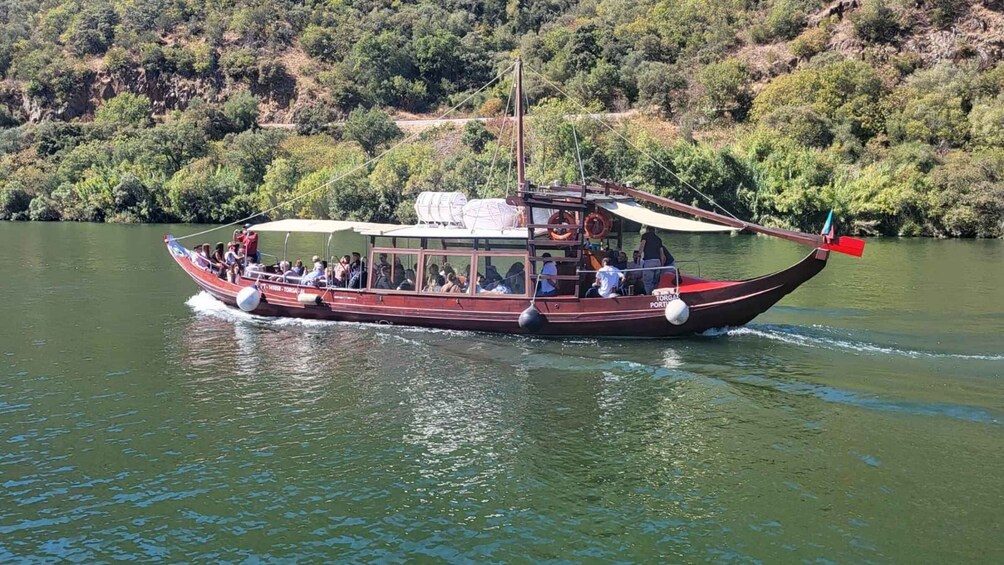 Picture 9 for Activity Pinhão: Rabelo Boat 1-Hour Tour 3