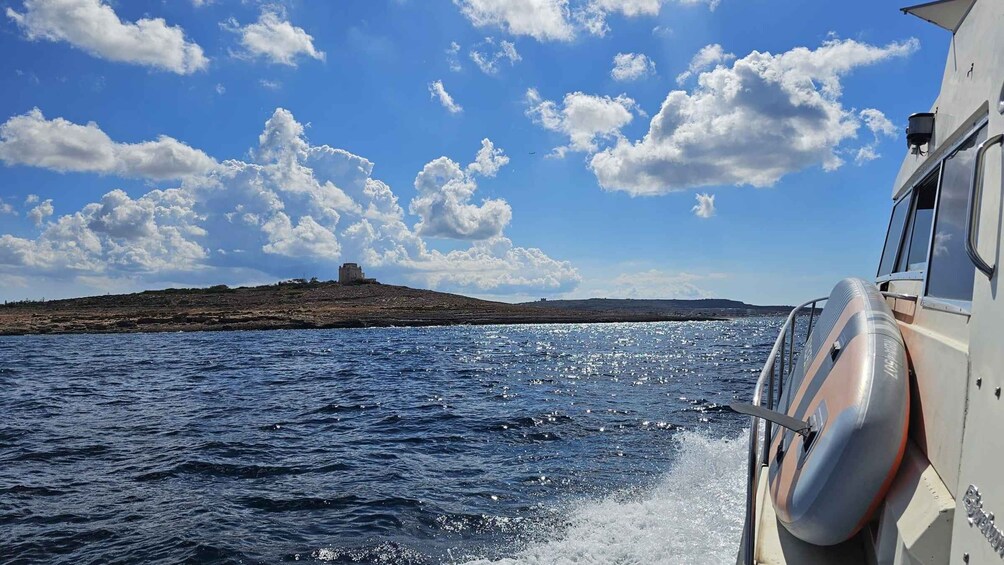 En båd på vandet med en klippeø og et slot i det fjerne. 5