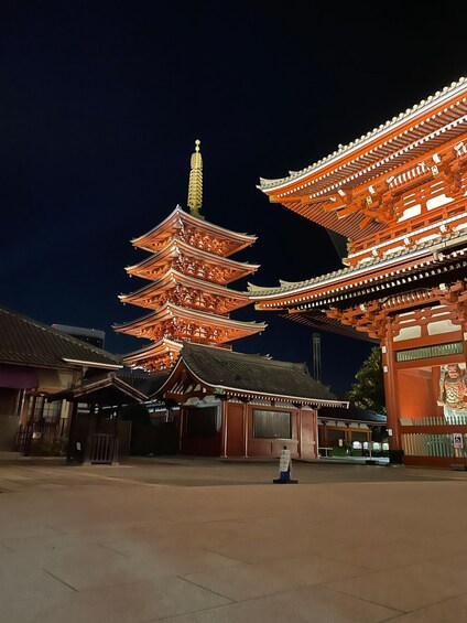 Perinteinen japanilainen pagodi yöllä, valaistuna oranssein valoin. 5