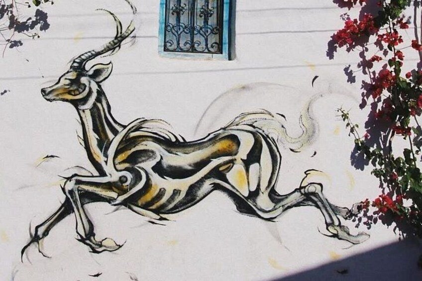 Un mural que muestra una gacela corriendo en una pared. 4