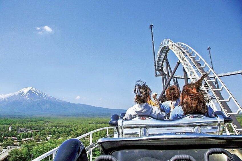 Eine Achterbahn mit Blick auf einen Berg im Hintergrund. 5